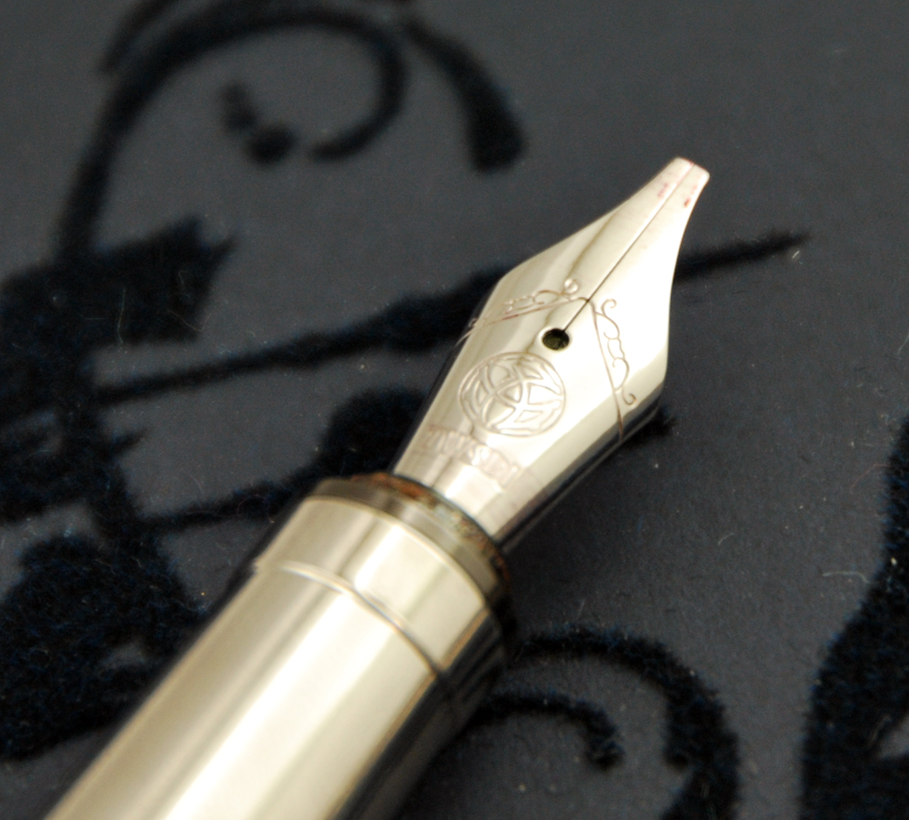 Sipliv elegante penna stilografica nera clip dargento plastica medio pennino